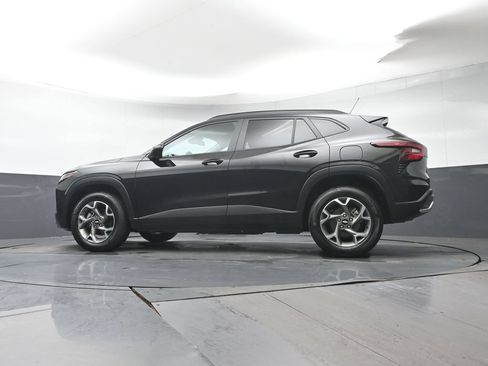 Used 2025 Chevrolet Trax LT FWD image 30
