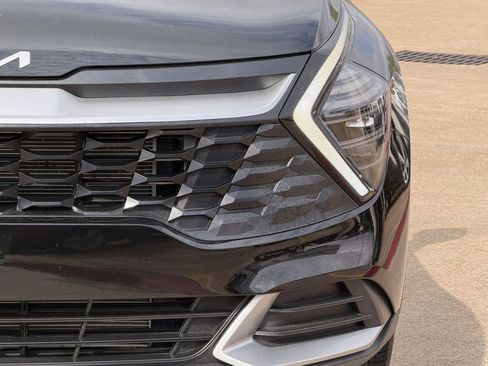 Used 2025 Kia Sportage LX image 4