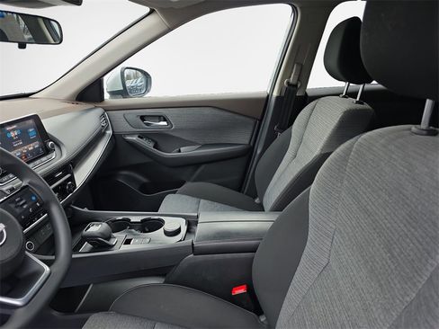 Used 2023 Nissan Rogue SV image 12