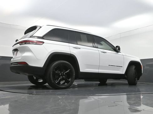 Used 2023 Jeep Grand Cherokee Altitude RWD image 32