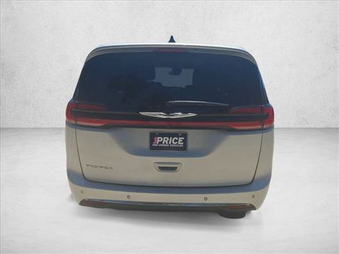 Used 2024 Chrysler Pacifica Touring-L FWD image 6