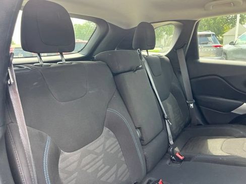 Used 2020 Jeep Cherokee Latitude AWD/4WD image 12