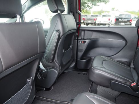 New 2025 Chrysler Voyager LX image 15