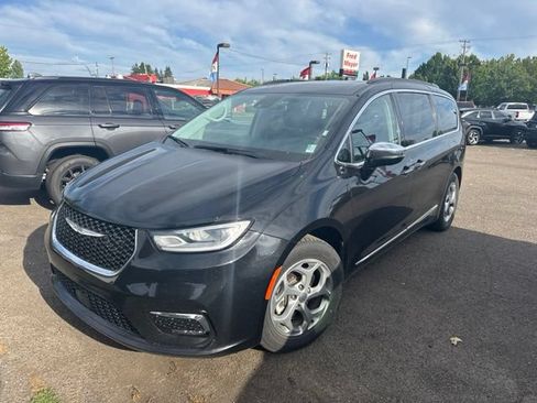 Used 2023 Chrysler Pacifica Limited FWD image 2