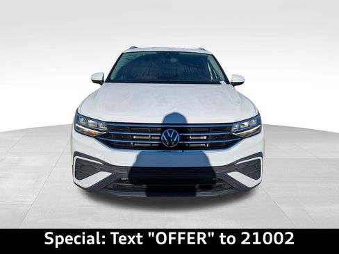 Used 2022 Volkswagen Tiguan SE w/ Panoramic Sunroof Package image 9