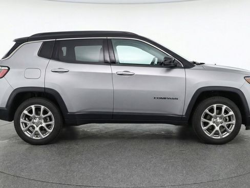 Used 2025 Jeep Compass Limited image 11