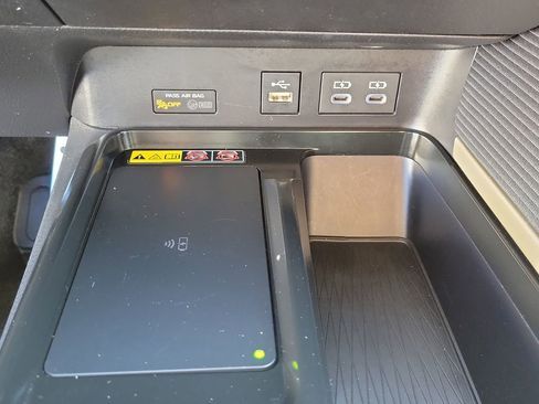 Used 2025 Toyota Camry SE image 30