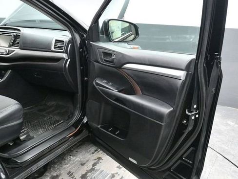 Used 2018 Toyota Highlander LE image 9