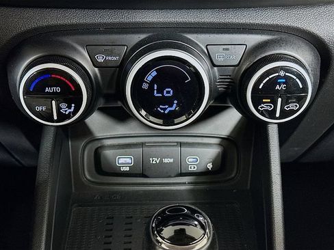 Used 2023 Hyundai Venue Limited FWD image 17