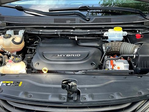 Used 2018 Chrysler Pacifica Touring-L FWD image 28