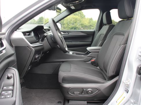 New 2025 Jeep Grand Cherokee L Laredo image 3