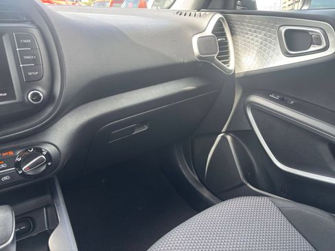 Used 2025 Kia Soul LX w/ LX Technology Package FWD image 33