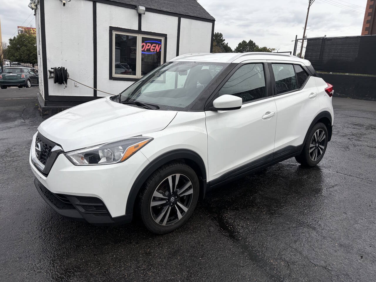 Used 2018 Nissan Kicks SV FWD image 1