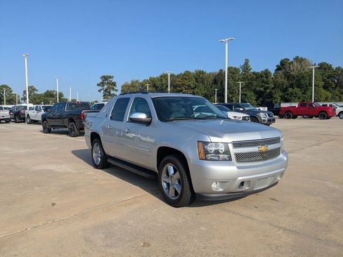 Used 2013 Chevrolet Avalanche LTZ RWD image 3