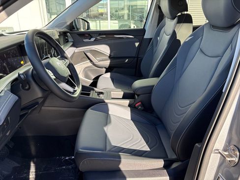 New 2026 Volkswagen Tiguan SE image 9