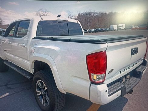 Used 2019 Toyota Tacoma TRD Sport image 2
