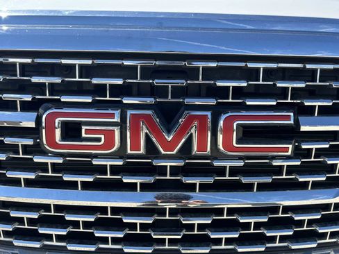 Used 2023 GMC Acadia Denali image 31