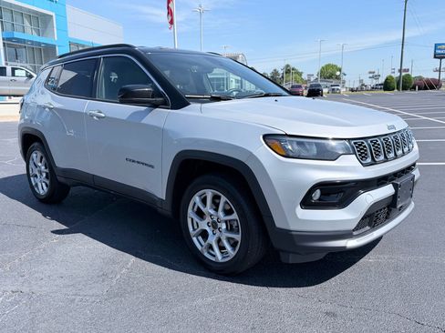 Used 2025 Jeep Compass Limited AWD/4WD image 2