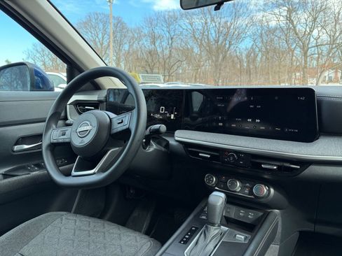 Used 2025 Nissan Kicks SV image 32