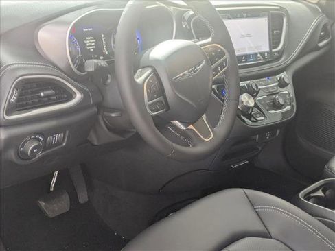 New 2026 Chrysler Pacifica Select image 3