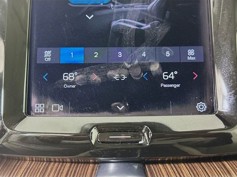 Used 2022 Volvo XC60 B5 Momentum image 23