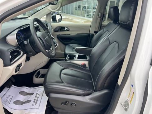 Used 2024 Chrysler Pacifica Touring-L image 12