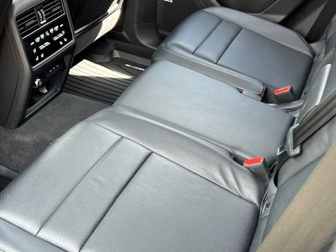 Certified 2025 Porsche Cayenne AWD/4WD image 19