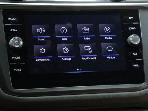 Used 2024 Volkswagen Tiguan SE image 17