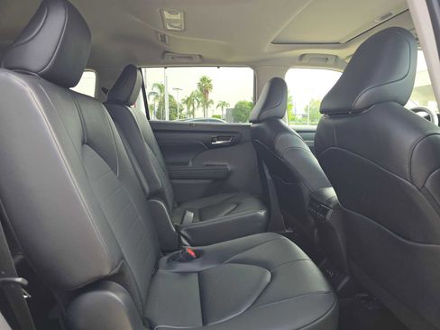 Certified 2025 Toyota Highlander XLE FWD image 12