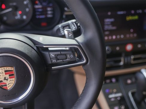 Used 2025 Porsche Macan image 19