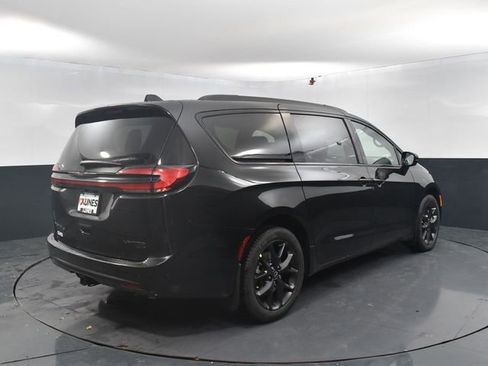 New 2026 Chrysler Pacifica Limited w/ S Appearance Package AWD/4WD image 9