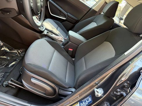 Used 2025 Kia Soul LX w/ LX Technology Package FWD image 34