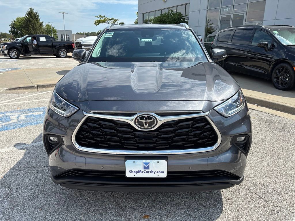 Used 2024 Toyota Highlander Limited AWD/4WD image 7