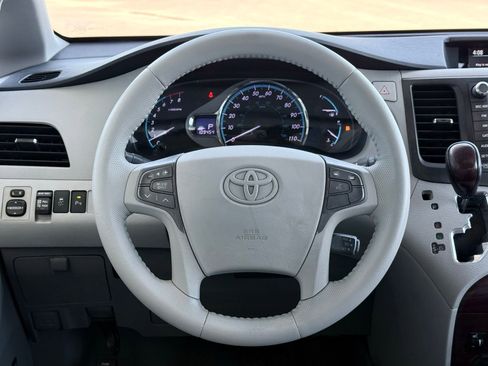 Used 2013 Toyota Sienna XLE w/ Premium Pkg image 35