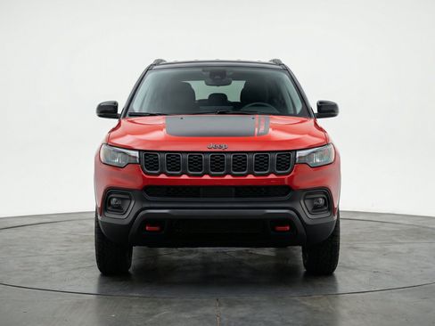 Used 2025 Jeep Compass Trailhawk AWD/4WD image 2