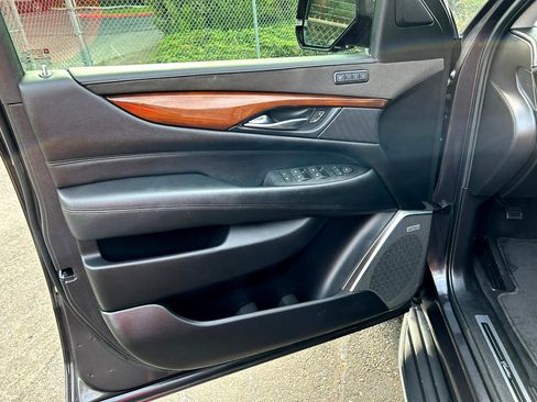 Used 2018 Cadillac Escalade ESV Luxury image 9