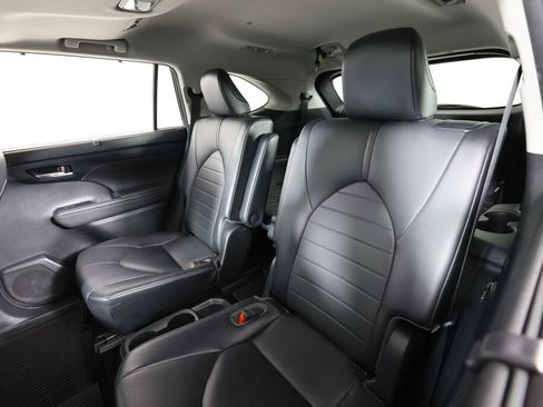 Used 2021 Toyota Highlander XLE AWD/4WD image 15