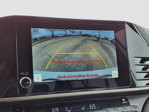 Used 2025 Toyota Camry SE image 11