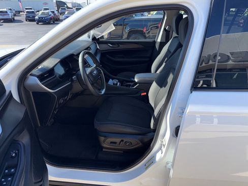 Used 2023 Jeep Grand Cherokee L Laredo image 8