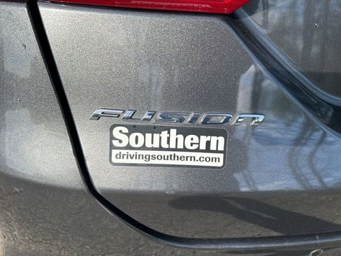 Used 2018 Ford Fusion SE w/ Fusion SE Technology Package image 11