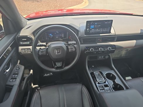 Used 2025 Honda Pilot Black Edition image 16