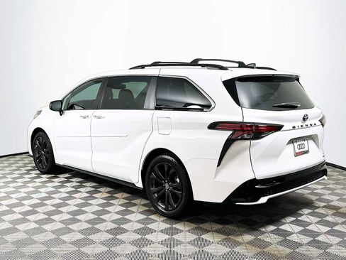 Used 2022 Toyota Sienna XSE FWD image 5