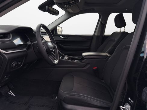 Used 2023 Jeep Grand Cherokee Laredo w/ Luxury Tech Group I image 9