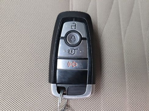 Used 2020 Ford Explorer XLT AWD/4WD image 32