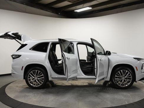 New 2026 Buick Enclave Avenir image 9