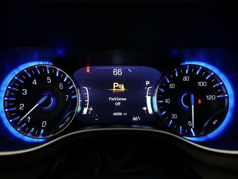 Used 2023 Chrysler Pacifica Touring-L image 2