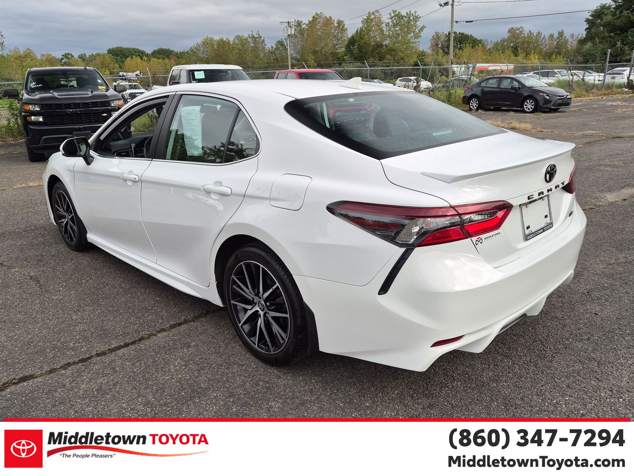 Used 2024 Toyota Camry SE w/ Cold Weather Package FWD image 5