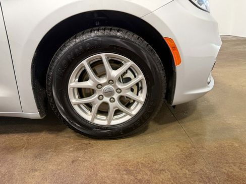 Used 2024 Chrysler Pacifica Touring-L image 91