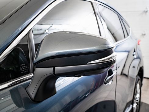 Used 2023 Toyota Venza Limited image 14