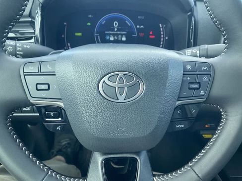 Used 2025 Toyota Camry SE w/ Convenience Package image 15